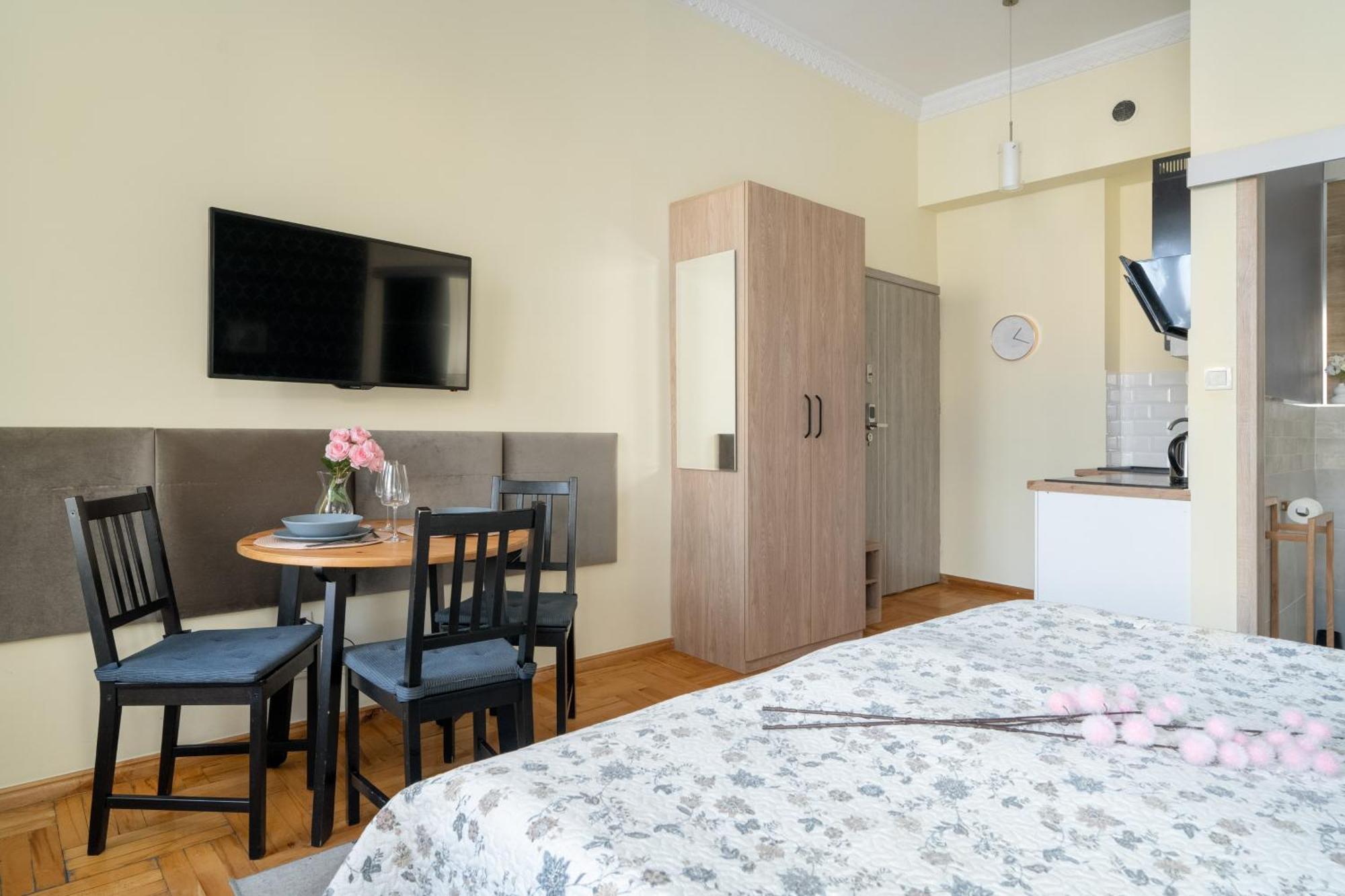 Przytulne Studia Very Berry W Poznaniu Blisko Parku By Renters Apartment *